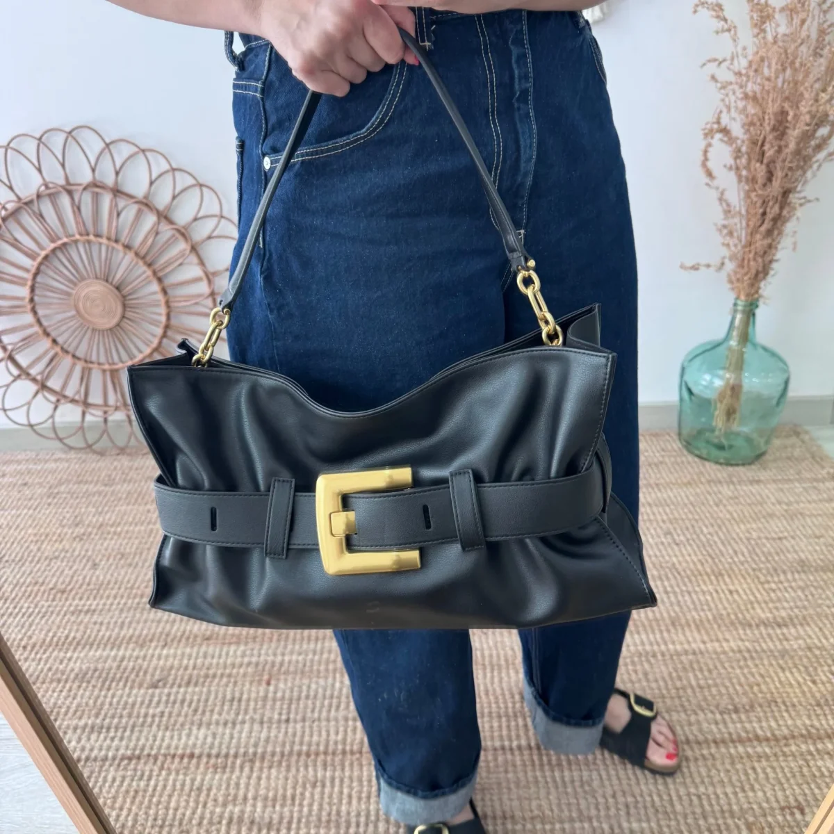 Bolso fruncido hebilla piel negro - Imagen 4