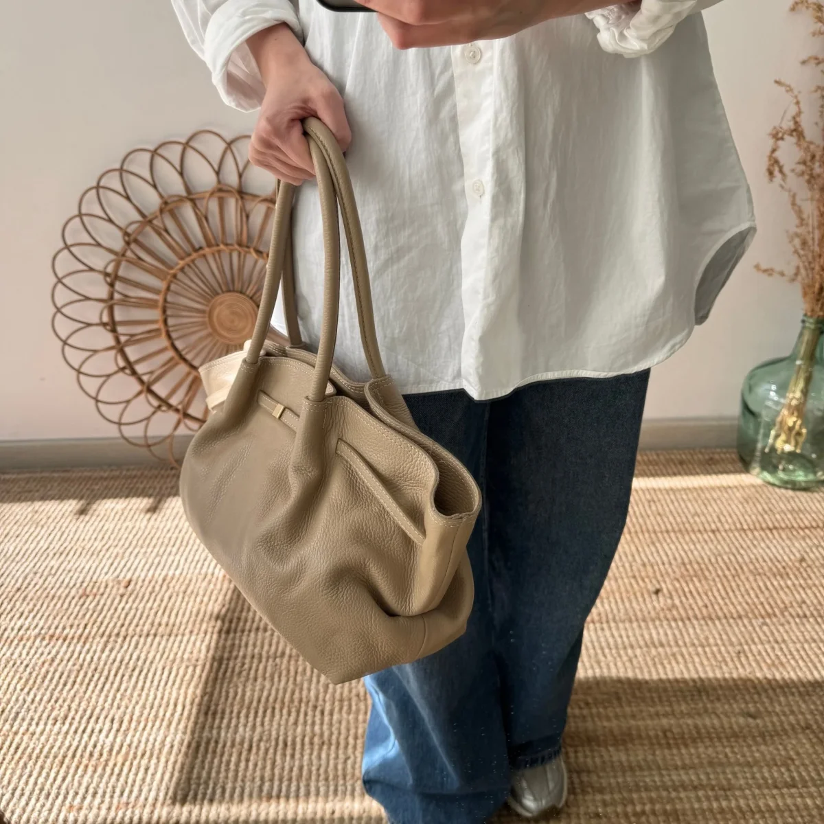 Bolso saco estructurado taupe - Imagen 6