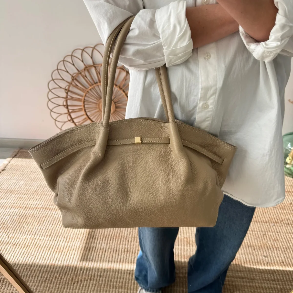 Bolso saco estructurado taupe - Imagen 4