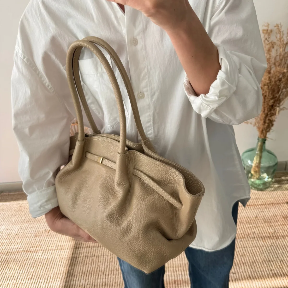Bolso saco estructurado taupe - Imagen 7
