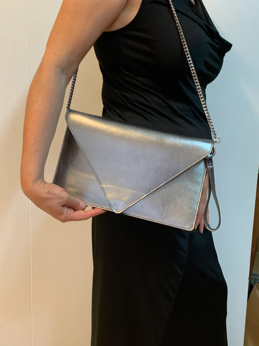 Clutch Dorado Sobre con Cadena - Imagen 8