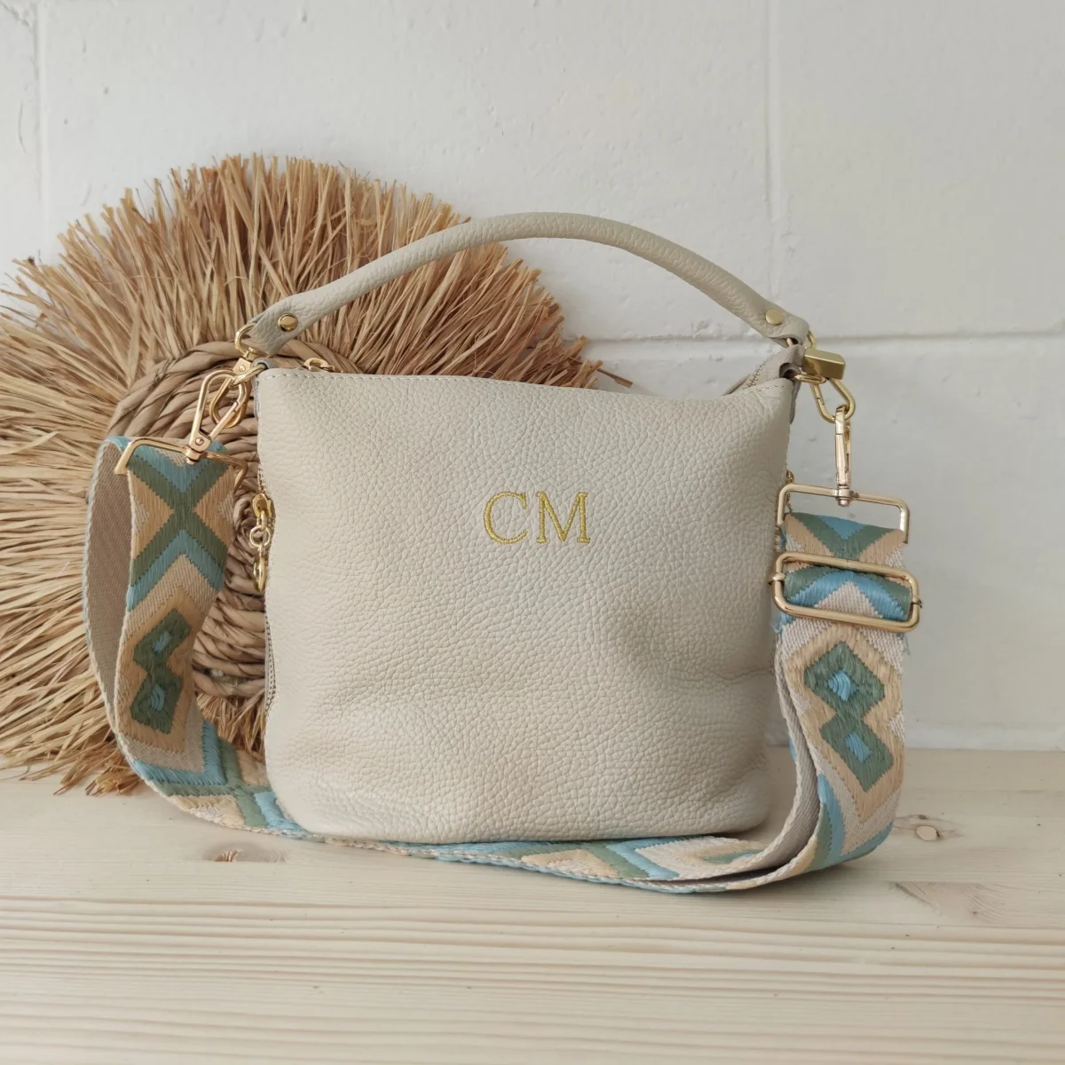 Bolso cremalleras piel beige iniciales bordadas - Imagen 6