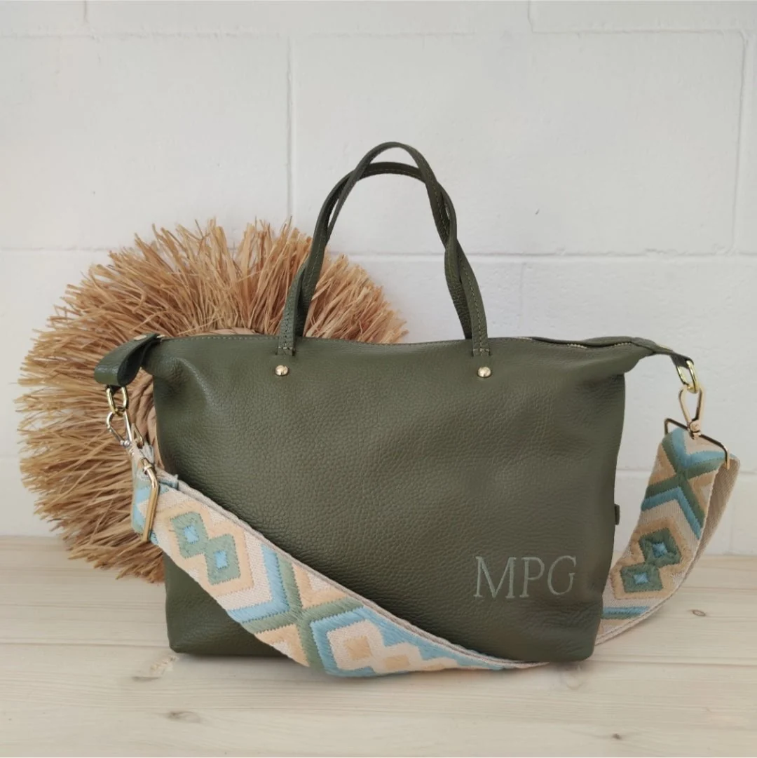 Bolso piel caqui iniciales bordadas - Imagen 6