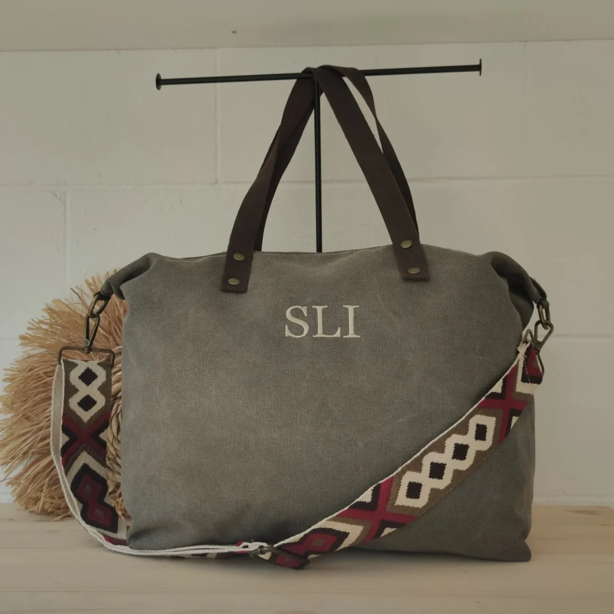 Bolso taupe oscuro loneta iniciales bordadas con correa étnica - Imagen 6