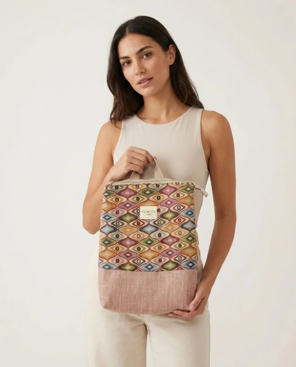 Mochila Camil Tapiz Étnico Coral y Base Lino Rosa - Imagen 3