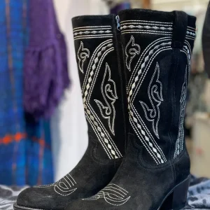 Botas negras piel bordadas