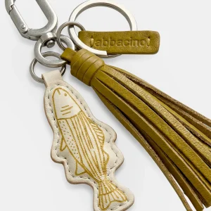 Llavero charm pez en piel ámbar