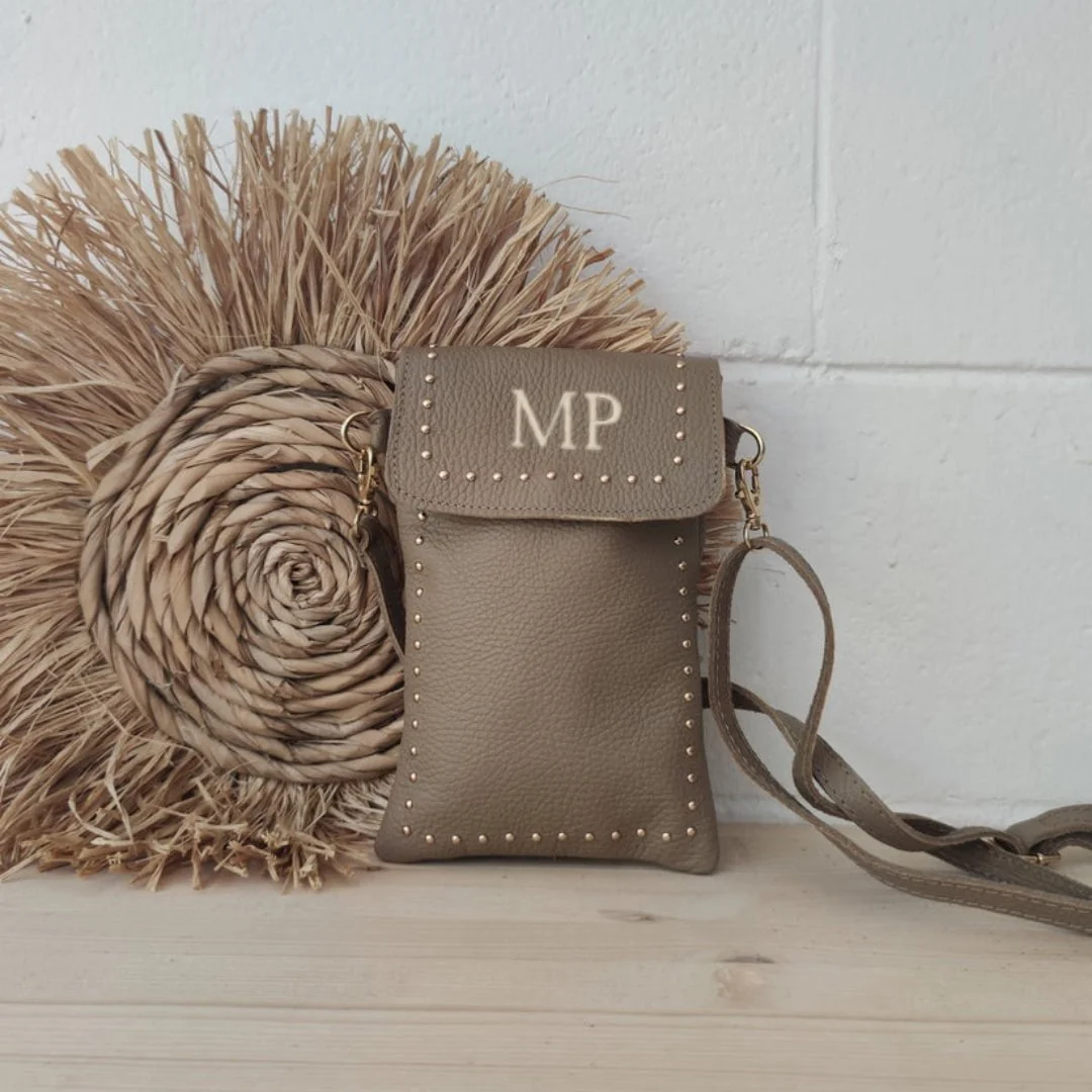 Porta móvil piel taupe tachuelas doradas - Imagen 5