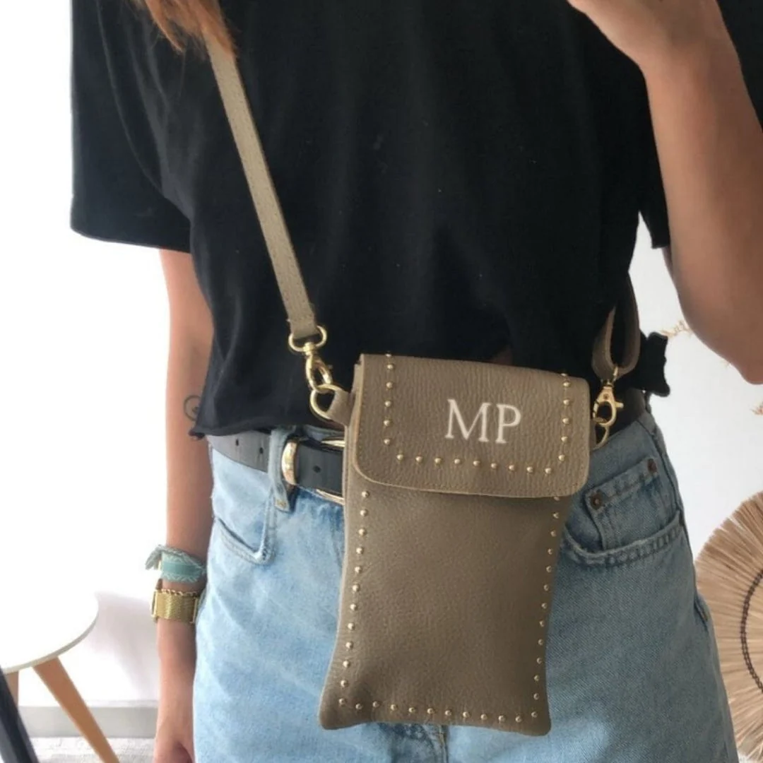 Porta móvil piel taupe tachuelas doradas - Imagen 3