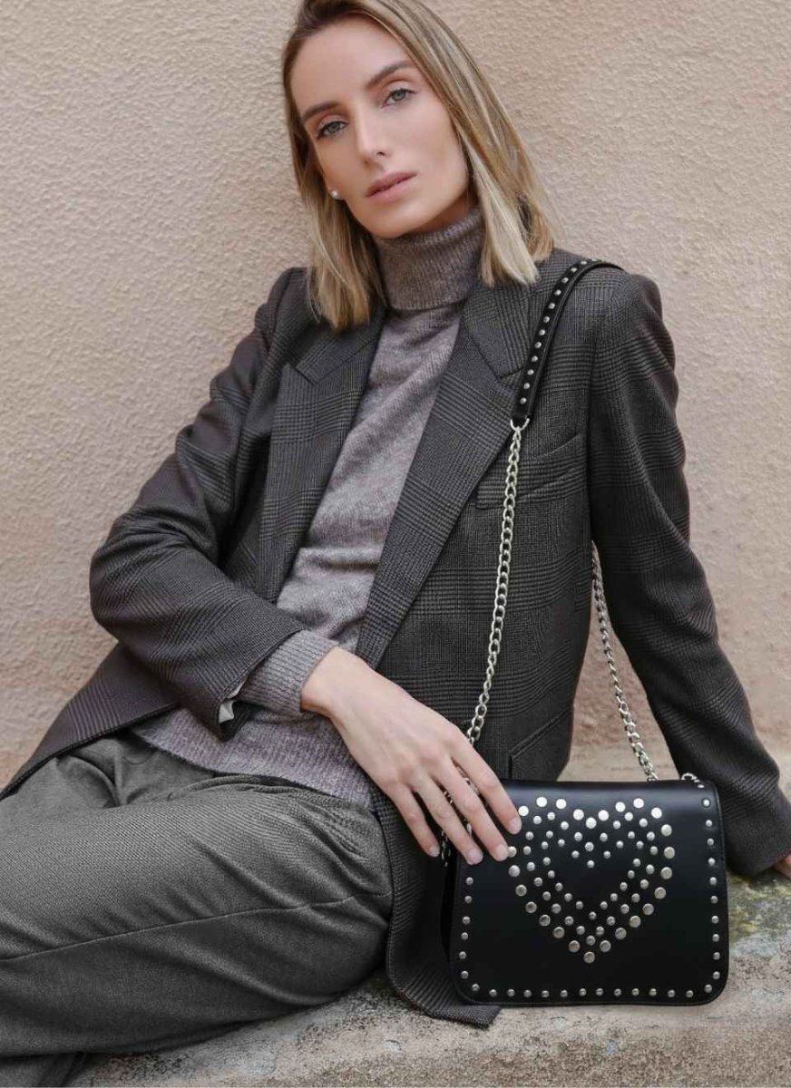 Bolso Tachuelas Negro Corazón - Imagen 4