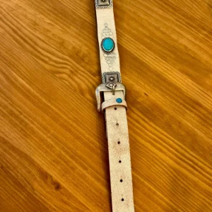 Cinturón blanco piel tachas