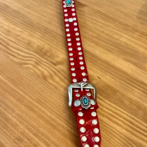 Cinturón rojo piel tachas