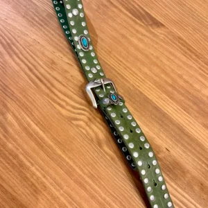 Cinturón verde piel tachas
