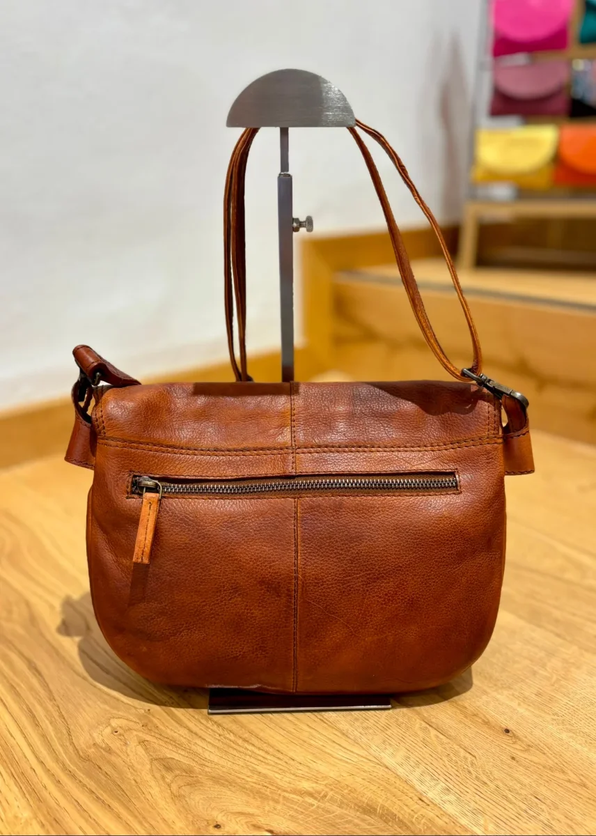 Bolso redondo solapa camel - Imagen 3