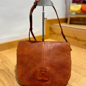 Bolso redondo solapa camel