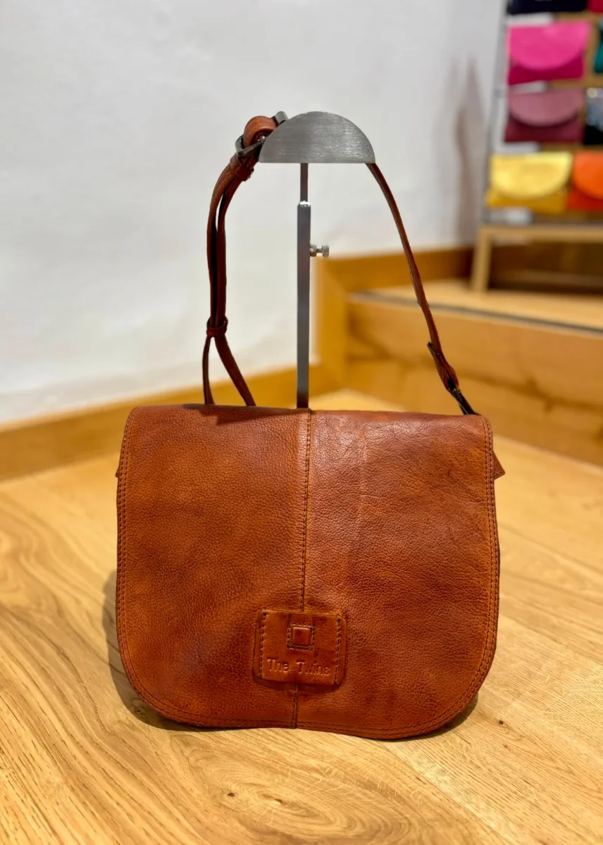 Bolso redondo solapa camel