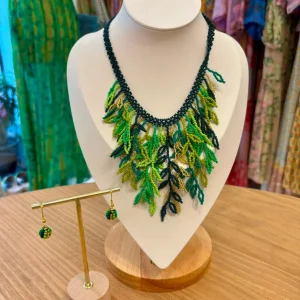 Set de collar y pendientes de chaquiras