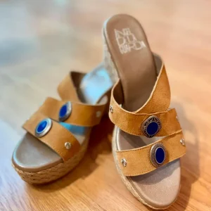Sandalias camel piedra azul