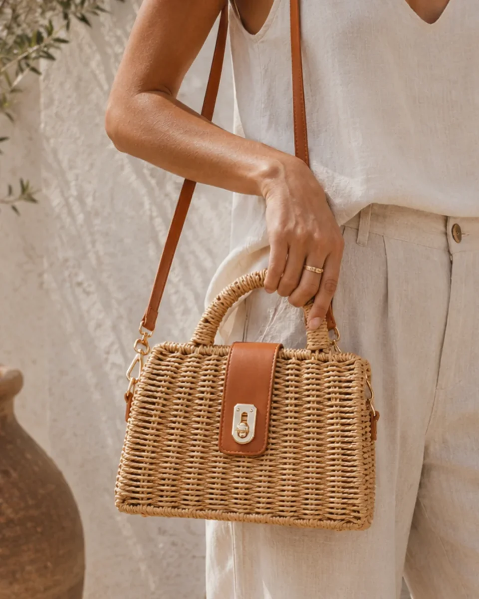 Bolso Petit de Rafia Trenzada Beige con Bandolera Boho Chic