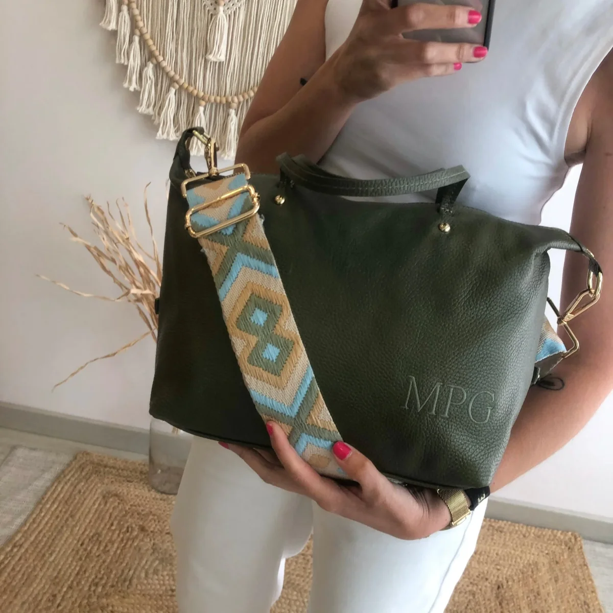 Bolso piel caqui iniciales bordadas - Imagen 3