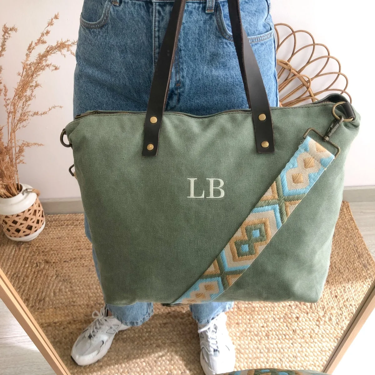 Bolso caqui loneta iniciales bordadas con correa étnica - Imagen 5
