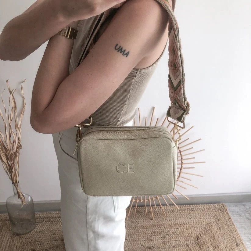 Bolso rectangular piel beige personalizado iniciales bordadas - Imagen 6