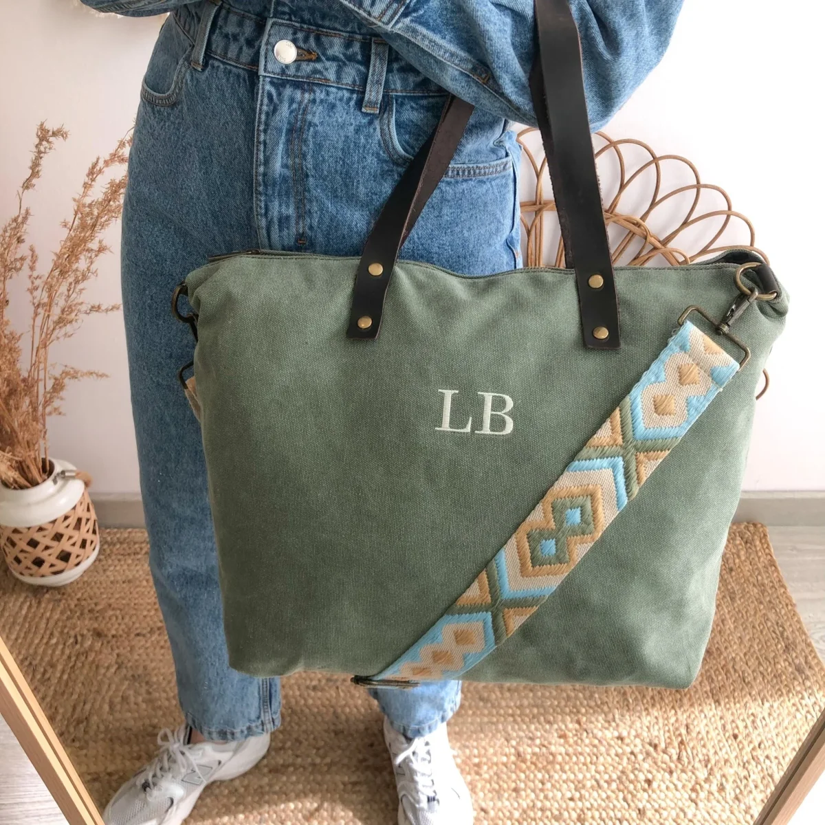 Bolso caqui loneta iniciales bordadas con correa étnica - Imagen 2