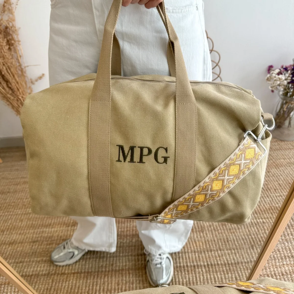 Bolsa loneta ovalada beige iniciales bordadas - Imagen 2