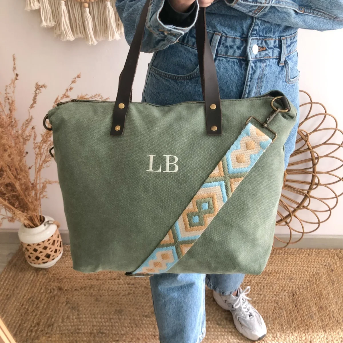 Bolso caqui loneta iniciales bordadas con correa étnica - Imagen 4