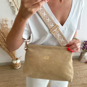 Bandolera serraje beige cierre boquilla iniciales bordadas