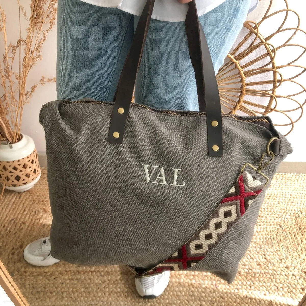 Bolso taupe oscuro loneta iniciales bordadas con correa étnica - Imagen 5