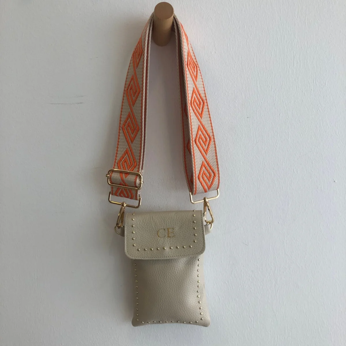 Porta móvil piel beige tachuelas doradas - Imagen 6