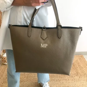 Bolso shopper piel taupe cierre iniciales bordadas