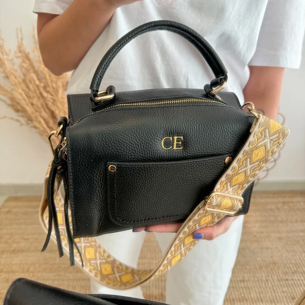 Bolso piel rec. bolsillos iniciales bordadas negro - Imagen 4