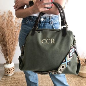 Bolso loneta y piel  caqui iniciales bordadas con correa étnica