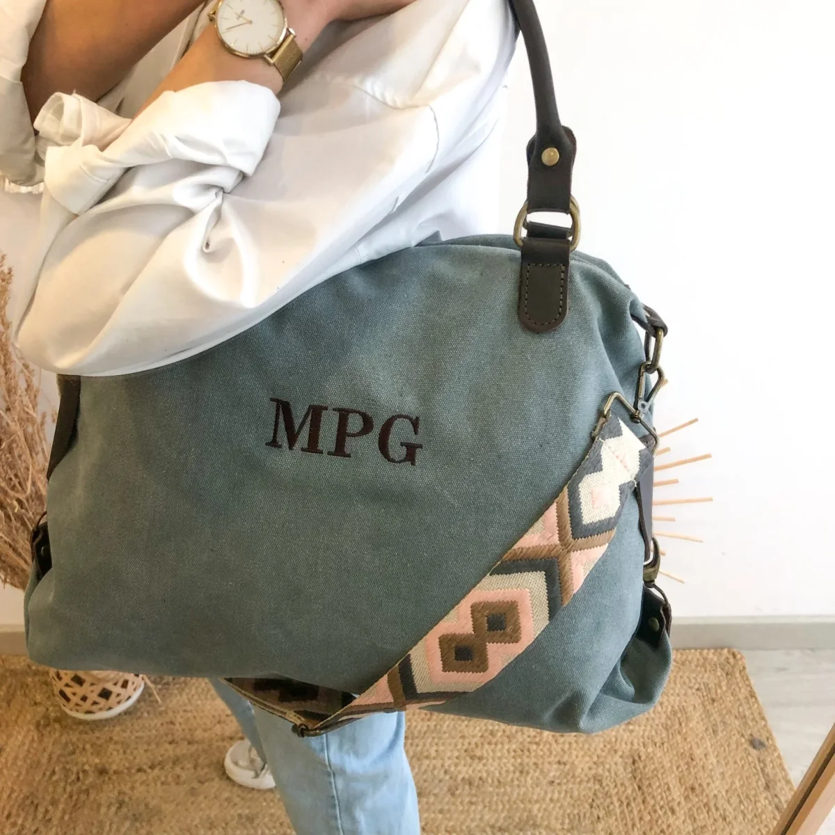 Bolso loneta y piel azul denim iniciales bordadas con correa étnica - Imagen 4