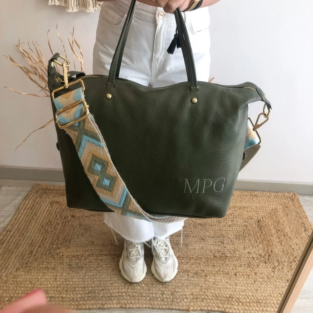 Bolso piel caqui iniciales bordadas - Imagen 5