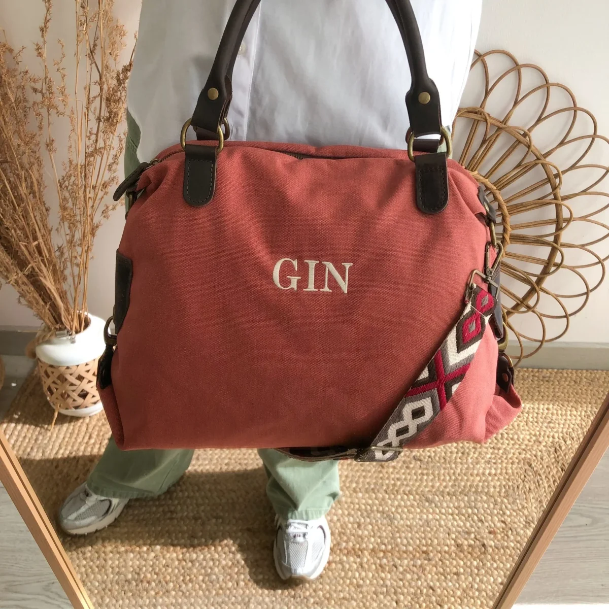 Bolso loneta y piel coral iniciales bordadas con correa étnica - Imagen 4
