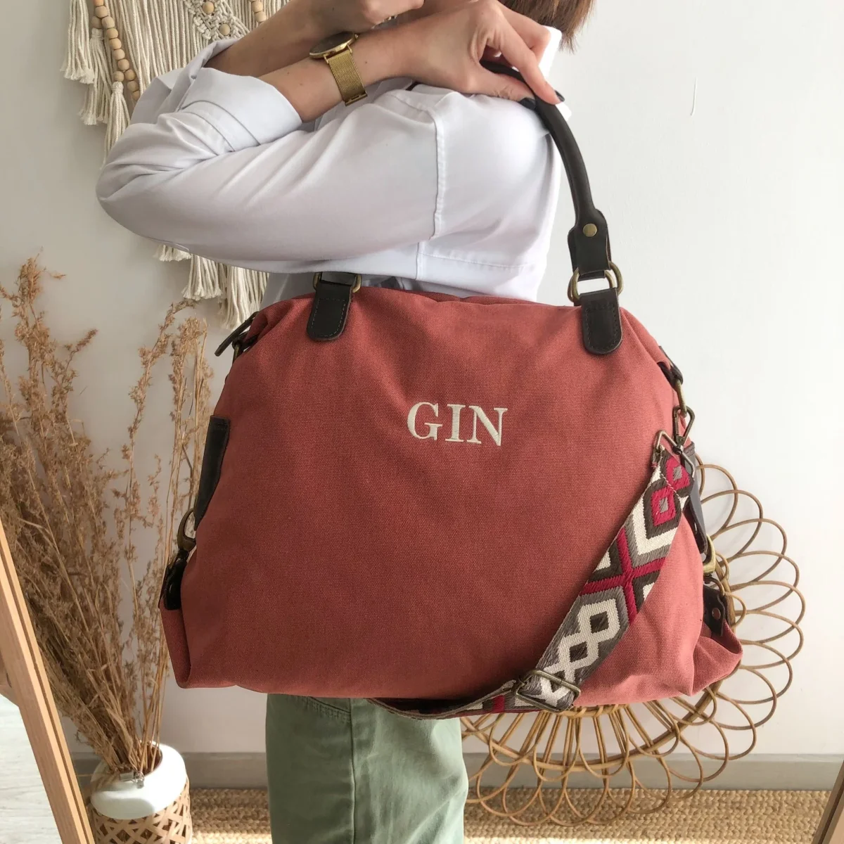 Bolso loneta y piel coral iniciales bordadas con correa étnica - Imagen 3