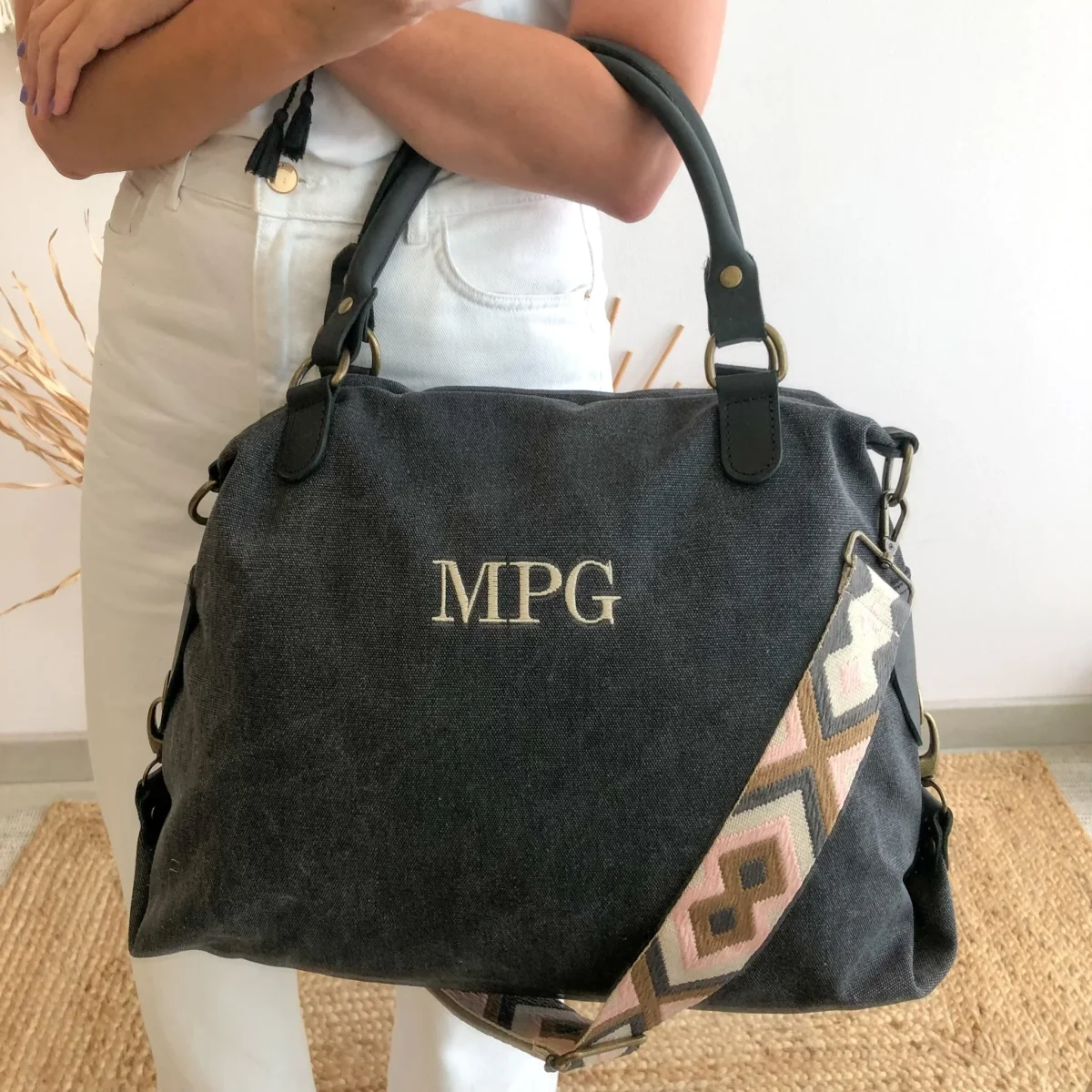 Bolso loneta y piel negro gastado iniciales bordadas con correa étnica - Imagen 4