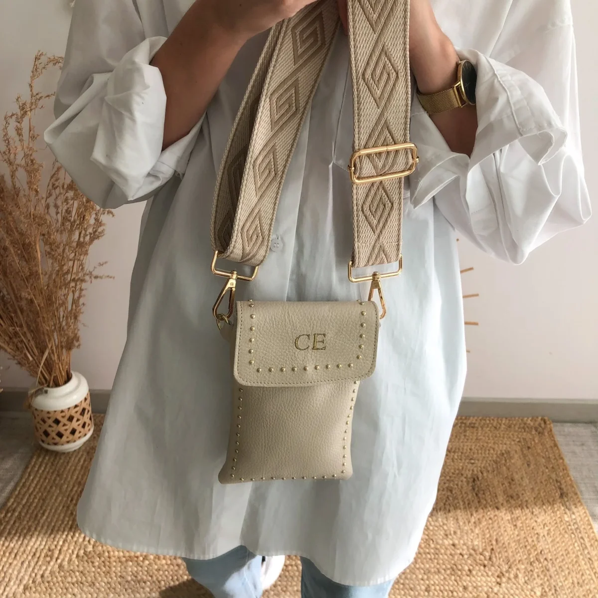 Porta móvil piel beige tachuelas doradas - Imagen 4
