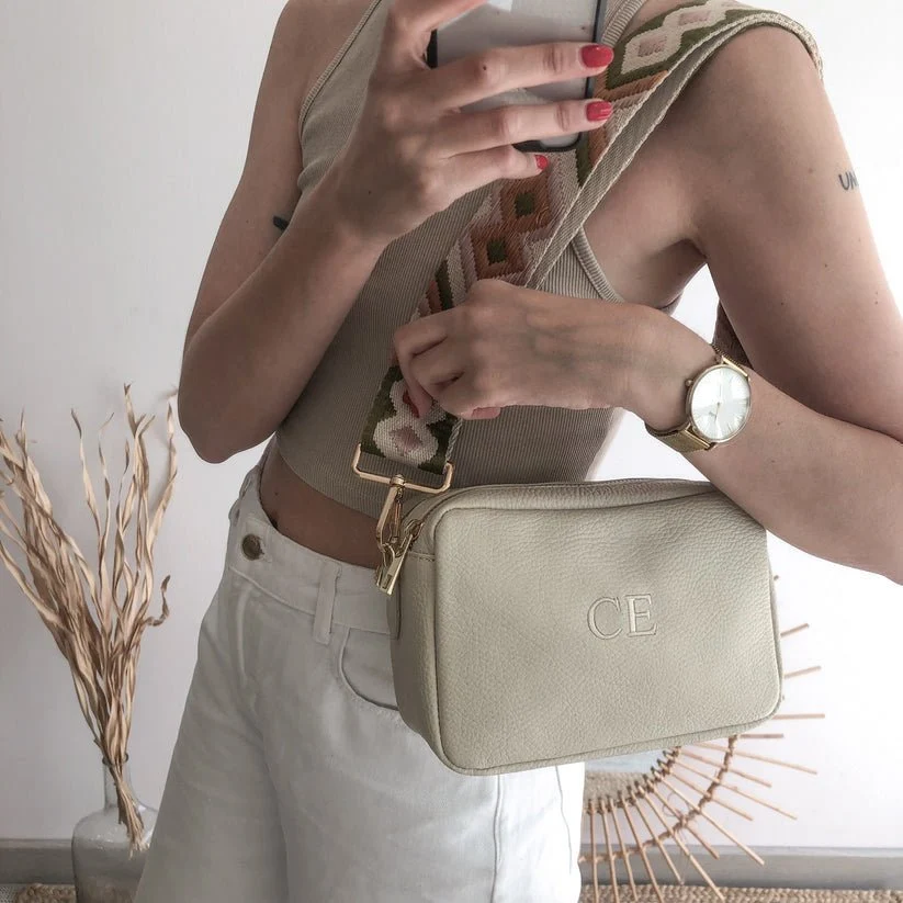 Bolso rectangular piel beige personalizado iniciales bordadas - Imagen 7