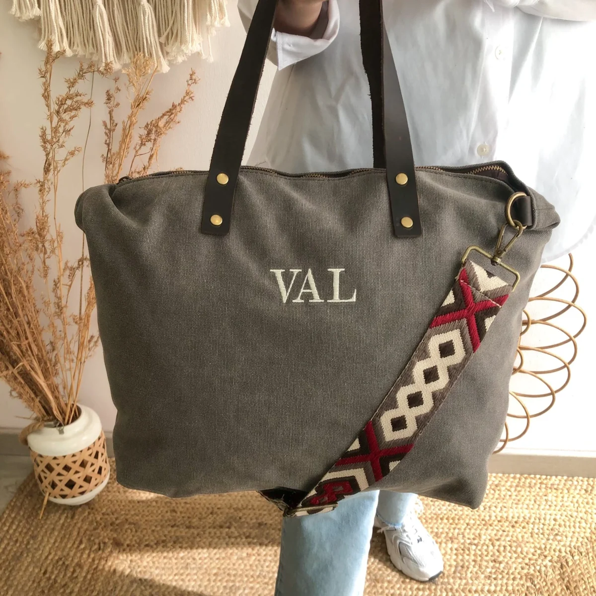 Bolso taupe oscuro loneta iniciales bordadas con correa étnica - Imagen 2