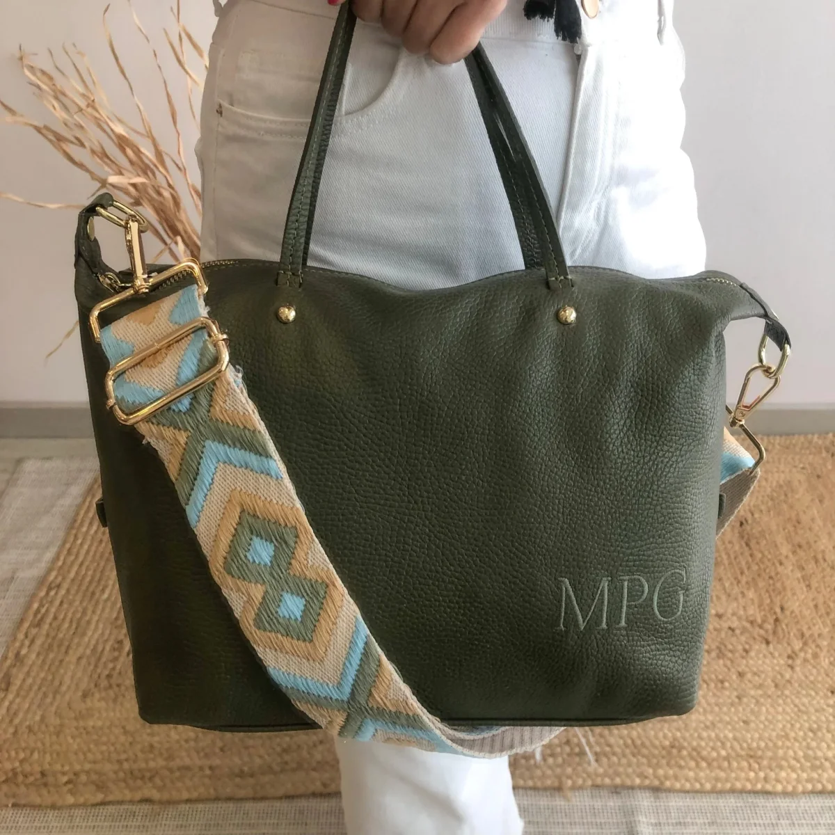 Bolso piel caqui iniciales bordadas - Imagen 2