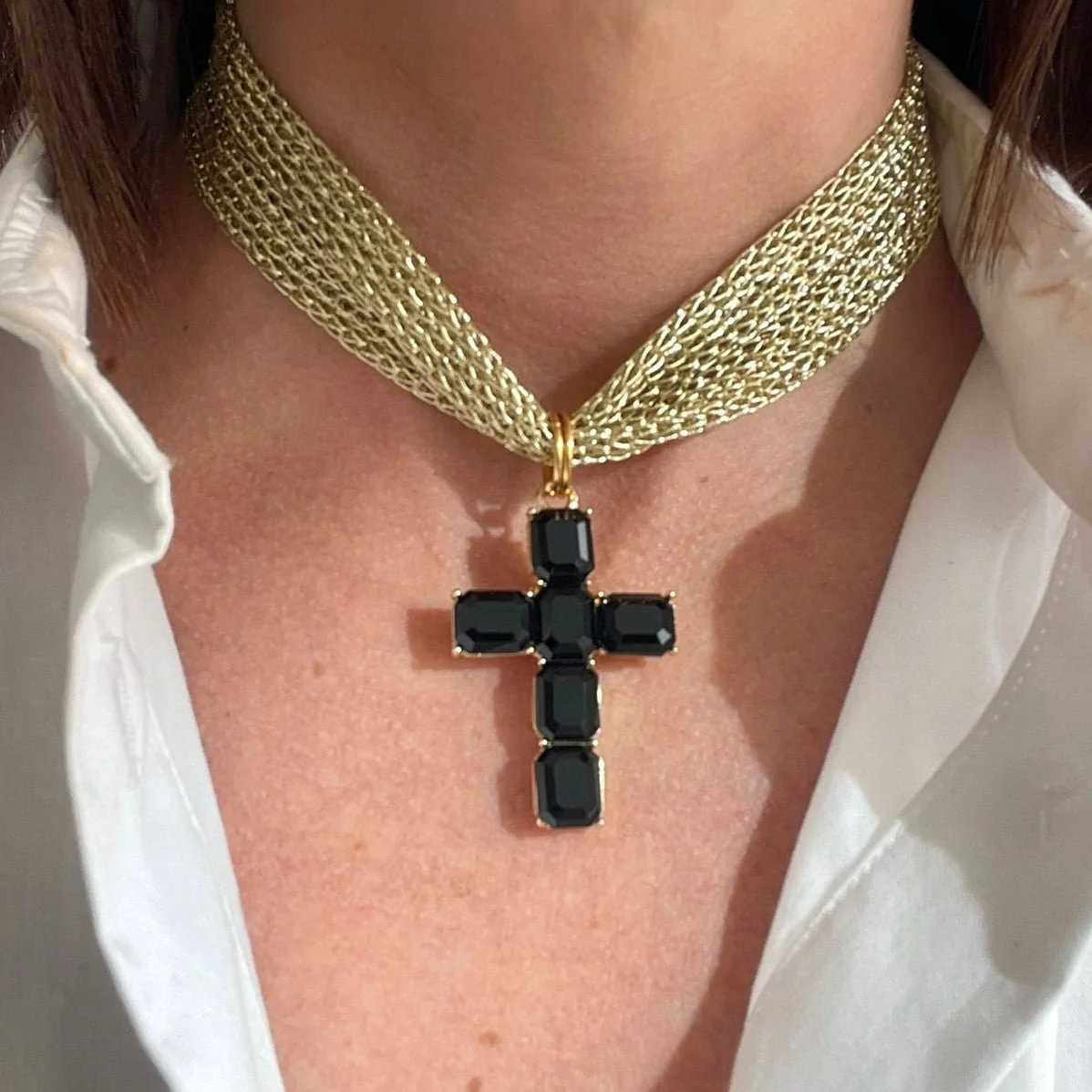 Collar cruz con malla metalizada