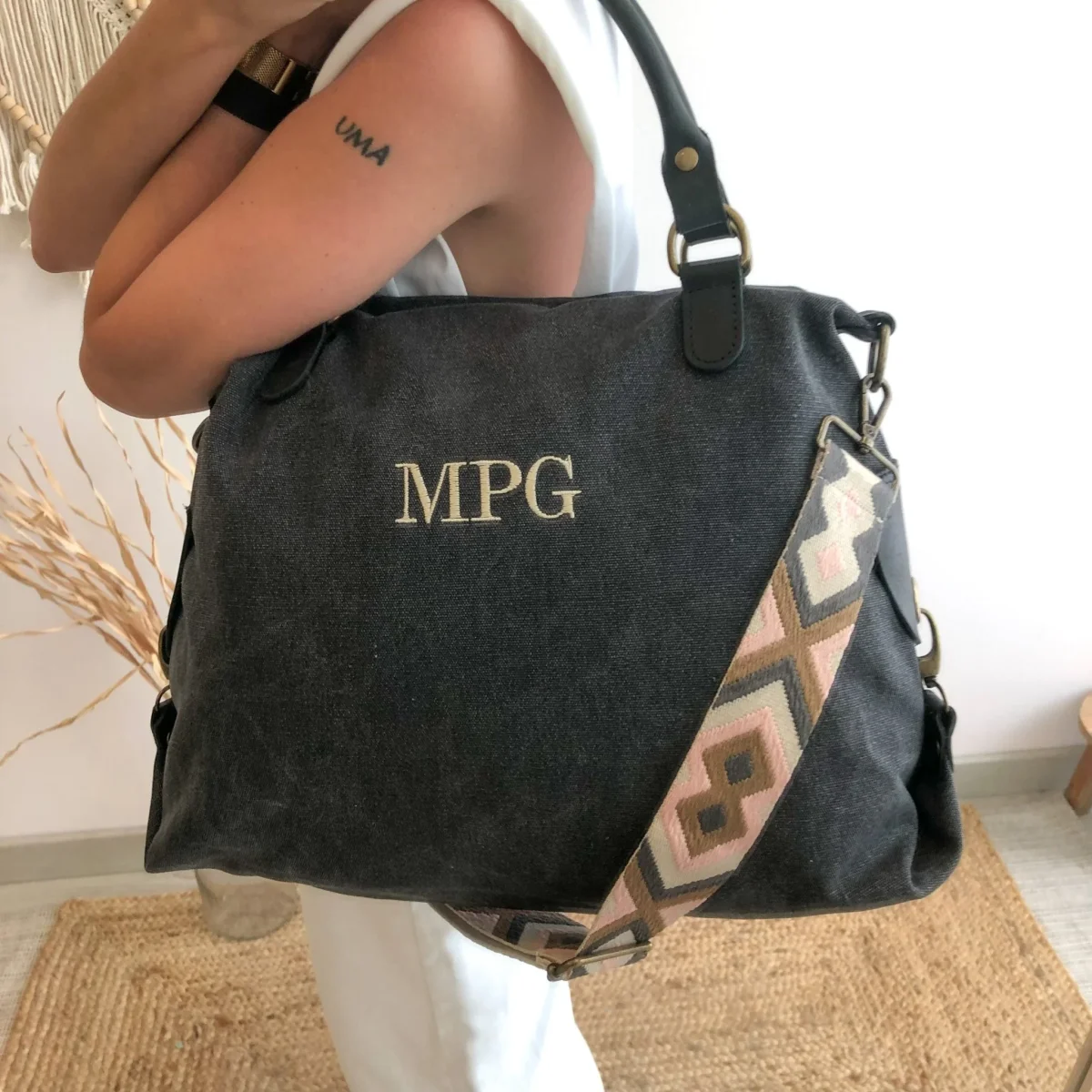 Bolso loneta y piel negro gastado iniciales bordadas con correa étnica - Imagen 3
