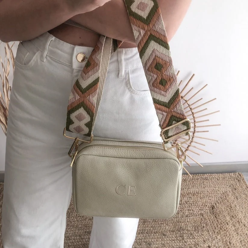 Bolso rectangular piel beige personalizado iniciales bordadas - Imagen 2