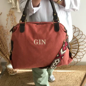 Bolso loneta y piel coral iniciales bordadas con correa étnica
