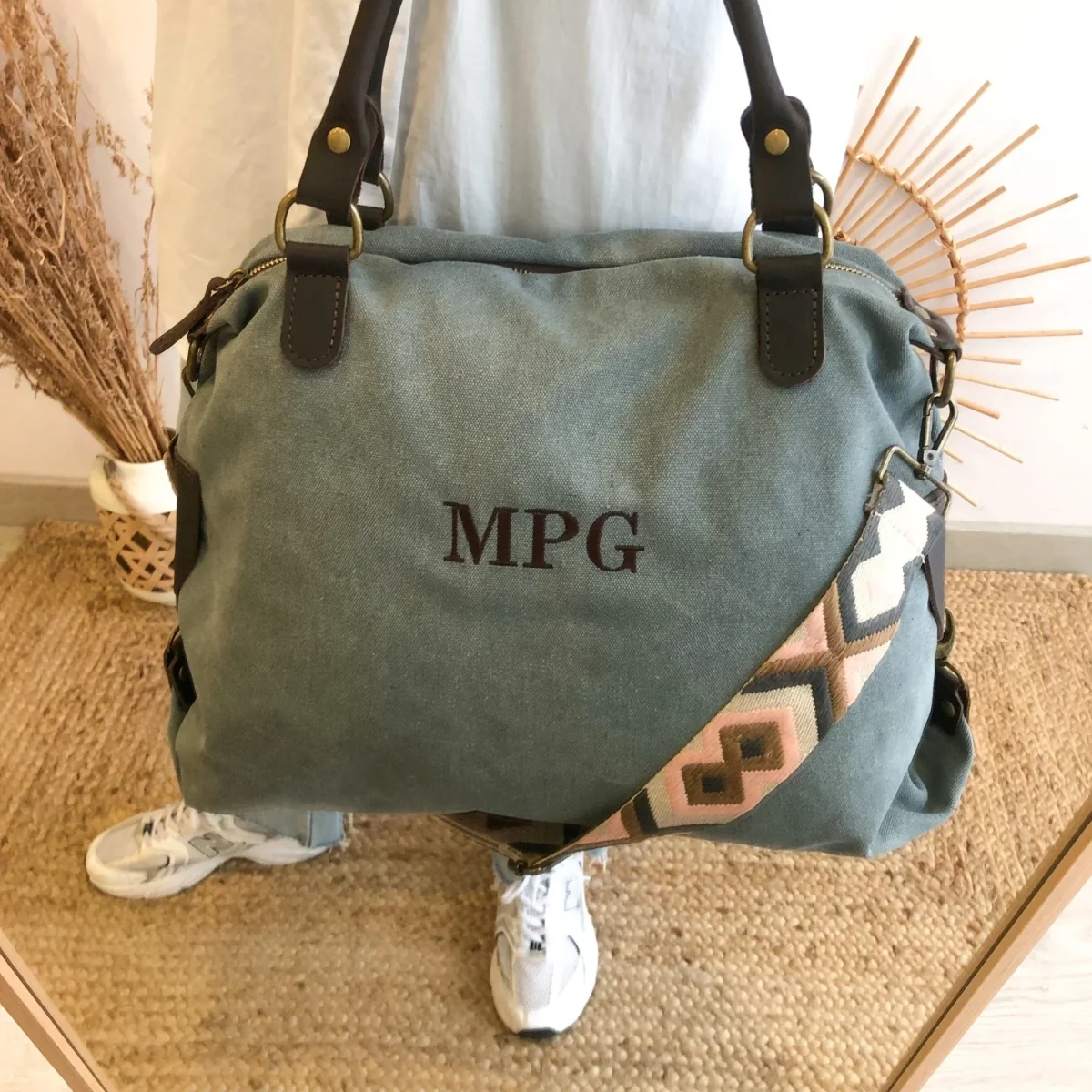 Bolso loneta y piel azul denim iniciales bordadas con correa étnica - Imagen 3