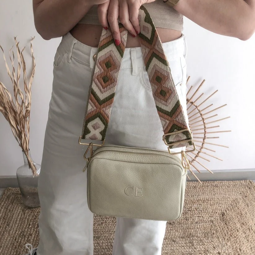 Bolso rectangular piel beige personalizado iniciales bordadas - Imagen 3